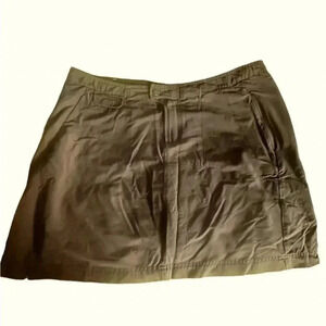 Columbia size 16 brown titanium skirt/skort. Built in shorts. GUC.